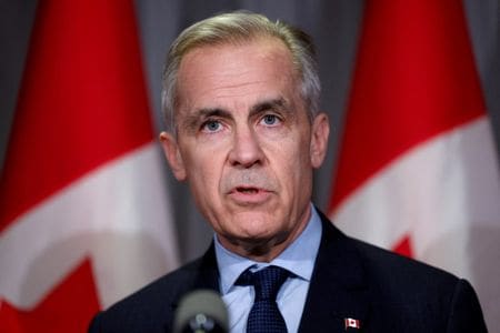 　３月２６日、カナダのカーニー首相は、トランプ米大統領が発表した輸入車への新たな関税に近く対応すると述べ、報復措置を取る意向を示した。カナダ・オンタリオ州キッチナーで撮影（２０２５年　ロイター/Blair Gable）