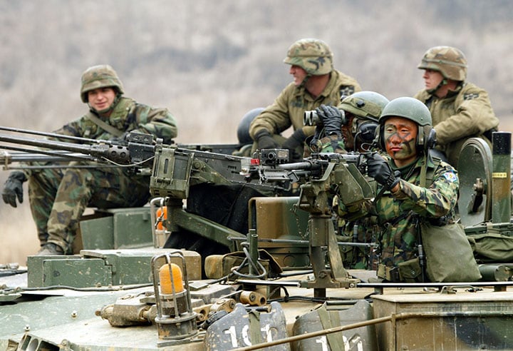 今年の夏の米韓合同軍事演習は北朝鮮への配慮から中止になった（写真は春定例の合同訓練、2003年）　Darren Whiteside-REUTERS