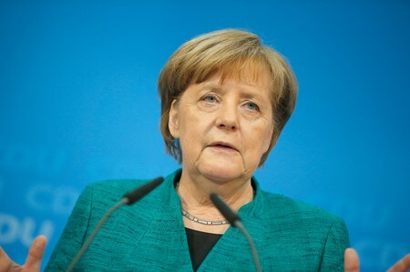 　２月２５日、ドイツのメルケル首相は、自身が率いるキリスト教民主・社会同盟（ＣＤＵ・ＣＳＵ）と社会民主党（ＳＰＤ）との連立政権が発足した場合にＣＤＵから起用する６閣僚を発表し、首相の政策に批判的なイェンス・シュパーン氏（３７）を保健相に充てるとした。ＣＤＵの首脳陣との会議後、会見する同首相。ベルリンで撮影（２０１８年　ロイター／Axel Schmidt）
