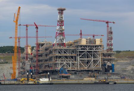 ロシア外務省報道官は２７日、北極圏の液化天然ガス（ＬＮＧ）開発事業「アークティックＬＮＧ２」を米政府が制裁対象としたことについて、受け入れられない措置であり、世界のエネルギー安全保障を損なうものだとの認識を示した。建設中のアークティックＬＮＧ２関連設備、ロシアで２０２２年撮影。（2023年　ロイター）