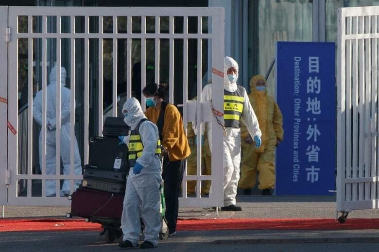 新型コロナウイルスが世界的に猛威を振るう中、発生国の中国では海外から入国した人の感染事例が急増している。写真は北京の国際空港付近のスクリーニング検査施設前で17日撮影（2020年　ロイター/Thomas Peter）