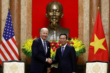 　９月１１日、バイデン米大統領（写真左）のベトナム訪問に際してホワイトハウスが発表したファクトシートには人権に関する記述が極めて少なく、人権擁護団体から失望の声が出ている。写真はバイデン米大統領のベトナム訪問に際してホワイトハウスが発表したファクトシートには人権に関する記述が極めて少なく、人権擁護団体から失望の声が出ている。写真はヴォー・ヴァン・トゥオンベトナム大統領と握手するバイデン氏。ハノイで撮影（２０２３年　ロイター／Evelyn Hockstein）