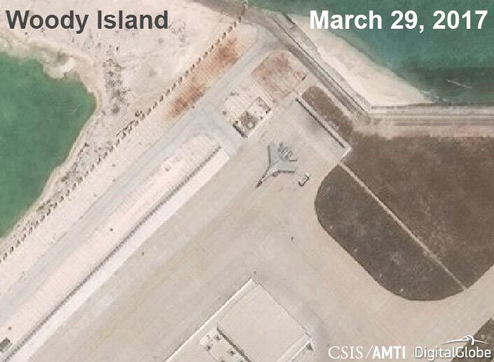 ４月６日、米シンクタンクは、中国が実効支配するパラセル（西沙）諸島のウッディー（永興）島で同国の戦闘機が約１年ぶりに確認されたと明らかにした。写真は３月ＡＭＴＩ提供による衛星写真。写っているのは中国のＪ─１１戦闘機（２０１７年　ロイター）