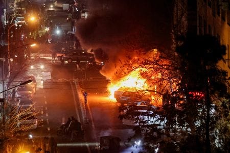 写真は抗議行動の最中、路上で燃える車。１月８日、テヘランで撮影。WANA (West Asia News Agency)提供。REUTERS