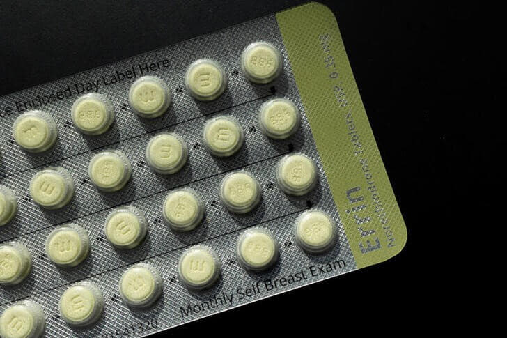 避妊具・避妊薬や避妊カウンセリングは医療保険制度改革法（オバマケア）で全額保険適用が義務付けられているため、企業や保険会社が適用を制限すれば法律違反になると警告した。写真は7月11日、ペンシルバニア州フィラデルフィアで撮影（2022年　ロイター/Hannah Beier/Illustration）