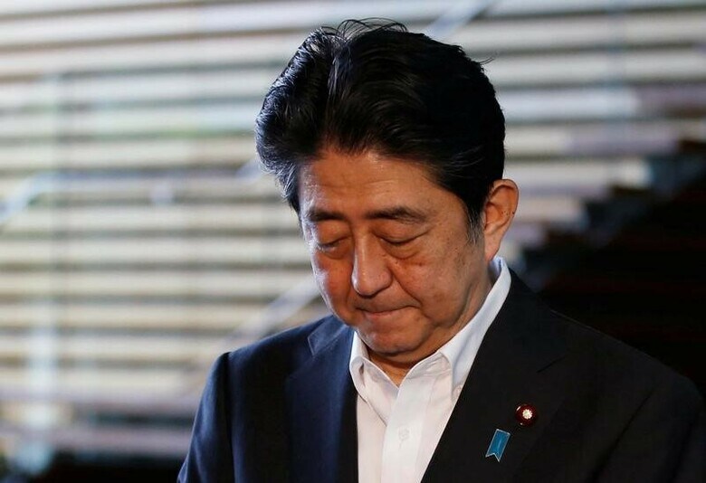 ７月３１日、安倍晋三首相の描く改憲シナリオの実現に暗雲が立ち込めてきた。内閣支持率の低下を背景に、自民党内で改憲案の早期とりまとめに異論が出てきているためだ。写真は首相官邸で２８日撮影（２０１７年　ロイター／Toru Hanai）