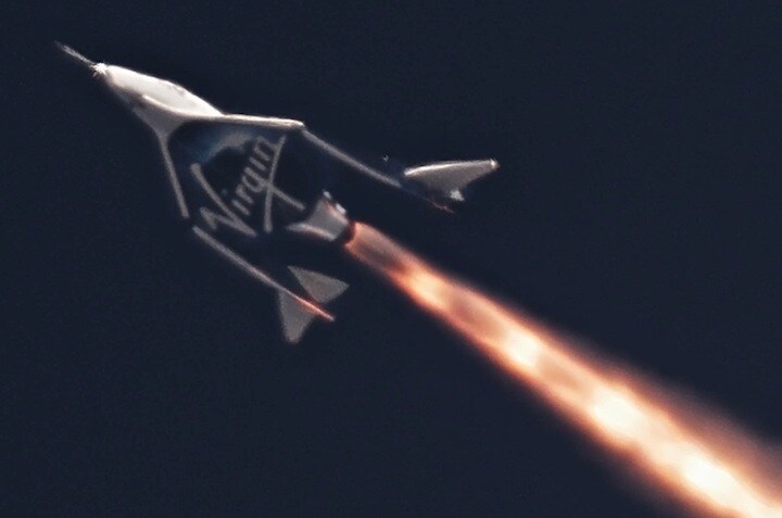 ロケットエンジンを噴射して飛行する、ヴァージン・ギャラクティックの宇宙船「スペースシップツー」 (C) Virgin Galactic/MarsScientific.com & Trumbull Studios