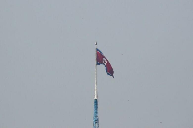 ３月９日、韓国軍は、北朝鮮が未確認の飛翔体を発射したと発表した。写真は北朝鮮の旗。韓国側から２０１９年９月撮影（２０２０年　ロイター/Kim Hong-Ji）