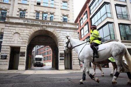 　３月３日、英チャールズ皇太子の妻カミラ夫人は、入院中のフィリップ殿下について、容体は「若干改善」しているが、「時折痛みが出る」と述べた。殿下が入院しているロンドン市内の病院の前を通る警察官（２０２１年　ロイター／Henry Nicholls）