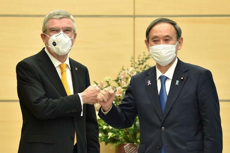 橋本聖子五輪担当相は16日、来日中のバッハ国際オリンピック協会（IOC）会長と菅義偉首相の会談では、会長から観客を入れる形での大会開催に強い期待表明があったが、観客の規模についての具体的なやり取りはなかったと明らかにした。写真は2020年11月16日に首相官邸を訪れたバッハ会長とグータッチする菅首相。（2020年　ロイター／プール経由）