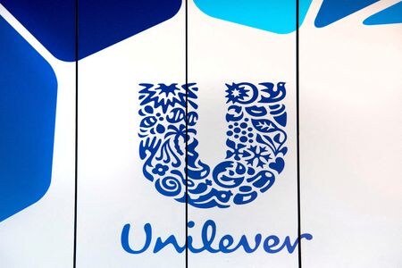 　６月２９日、英食品・日用品大手ユニリーバは、傘下の米アイスクリームブランド、ベン・アンド・ジェリーズのイスラエル事業をライセンス契約関係にあった現地企業に売却したと発表した。写真はユニリーバのロゴ。オランダのロッテルダムで２０１８年８月撮影（２０２２年　ロイター／Piroschka van de Wouw）