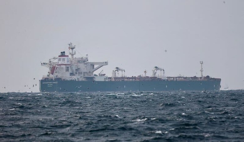 米海軍は27日、イランがオマーン湾の国際水域でマーシャル諸島船籍の石油タンカーを拿捕したと発表した。1月10日撮影（2023年　ロイター/Yoruk Isik）