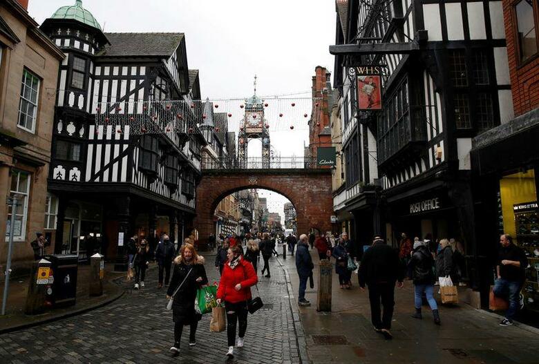 北米と欧州の小売業では例年この時期、何十万人もの大勢の季節従業員が雇われる。だが、今年はコロナ禍でオンラインでの買い物が記録的な量に上っており、季節従業員の業務内容も店頭の接客から、倉庫や配送へと劇的にシフトしている。英チェスターで7日撮影（2020年　ロイター/Phil Noble）。