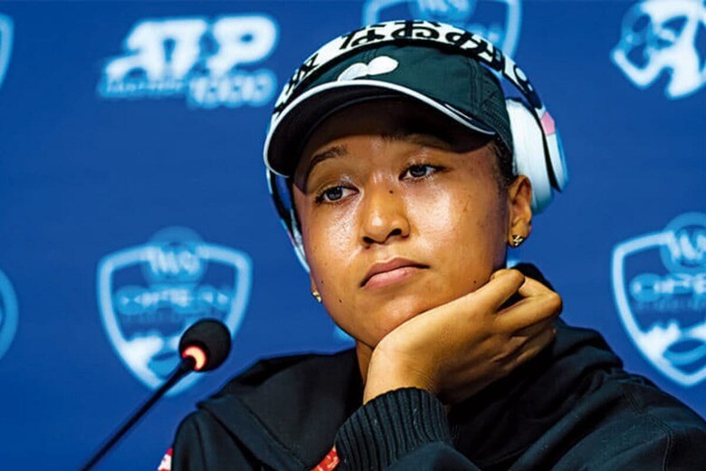 記者会見でもヘッドホンを外さない場面が目立つように（21年）　JIMMIE48