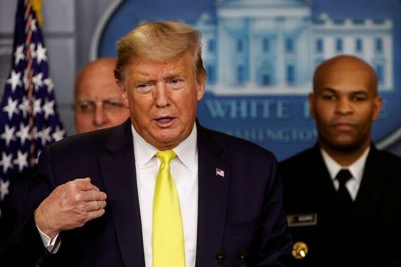 トランプ米大統領は、新型コロナウイルスの感染が拡大するなか、ホワイトハウスが景気を下支えするため、給与税の引き下げなどの措置を議会民主党と10日に協議すると明らかにした（2020年　ロイター/Jonathan Ernst）