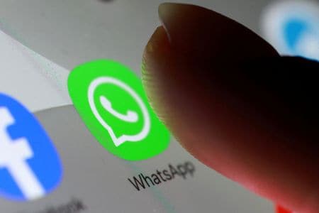 スマートフォンに表示された「ワッツアップ」のアイコン。（2025年10月27日撮影）。REUTERS/Dado Ruvic