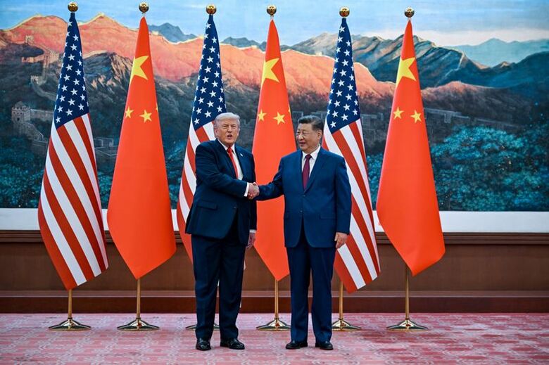 習近平国家主席（右）と挨拶を交わすトランプ米大統領。5月14日、北京で撮影。Kenny Holston/Pool via REUTERS