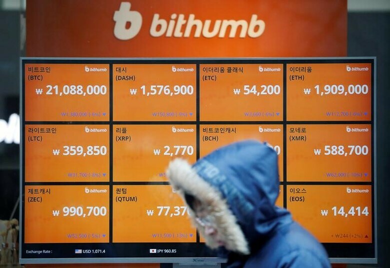 ２月２１日、韓国の仮想通貨業界団体は、市場監督当局が仮想通貨取引に対するこれまでの厳しい姿勢を転換し、ブロックチェーン（分散型台帳）技術の発展を支援する方針を示したことを歓迎している。写真は各種仮想通貨の交換レートを表示する電子ボード。韓国ソウルで１月撮影（２０１８年　ロイター／Kim Hong-Ji）