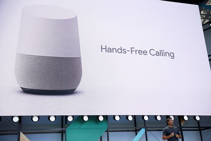 開発者向けカンファレンスGoogle I/Oで行われた「グーグルホーム」のプレゼンテーション（5月17日）　Stephen Lam-REUTERS