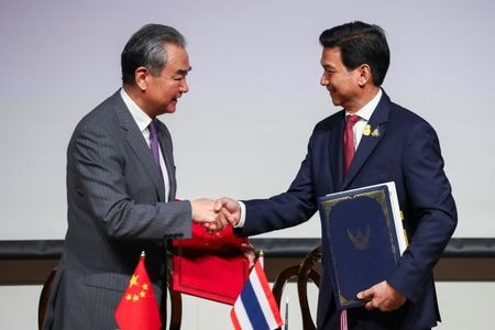 　タイと中国の両政府は２８日、新型コロナウイルス流行で打撃を受けた両国間の観光客などの往来を促進するため、ビザ（査証）を相互に免除することで合意した。写真は調印式で握手する両国外相（２０２４年　ロイター/Chalinee Thirasupa）
