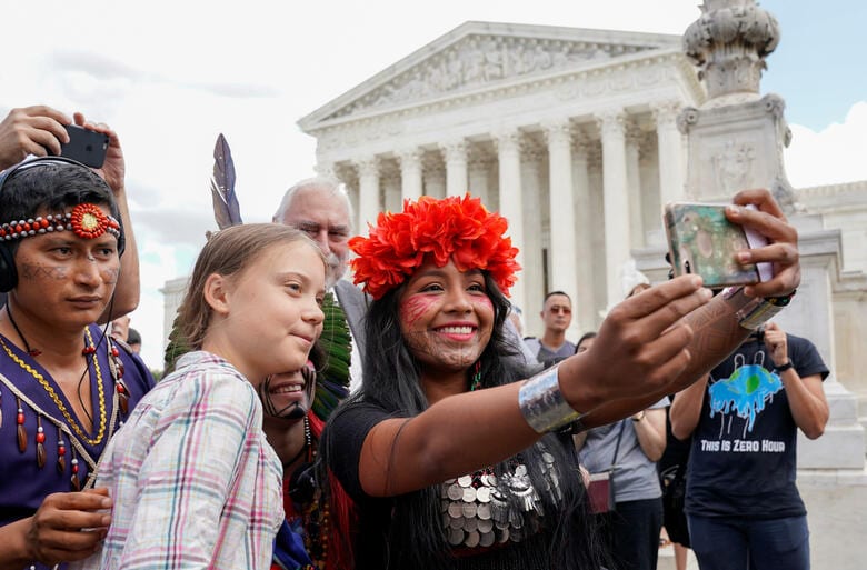 9月18日、米最高裁の前で仲間とセルフィ―を撮る16歳の環境活動家グレタ・トゥーンベリ（左から2人目）。若者主体の環境抗議活動「未来のための金曜日」を世界に広げたのもトゥーンベリだ