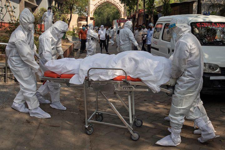 インドの惨状も他人事ではない（火葬場に運ばれるコロナ患者の遺体、ニューデリー）　Danish Siddiqui-REUTERS