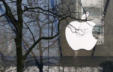 ４月３０日、米カリフォルニア州の連邦地裁はアップルが自社のアプリストア「アップストア」の決済方法を巡り裁判所の命令に従わなかったとして、連邦検察当局に法廷侮辱罪で捜査するよう求めた。写真はブリュッセルのアップル店舗で２０１６年３月撮影（２０２５年　ロイター/Yves Herman）
