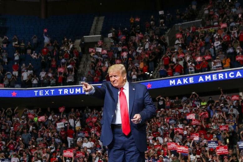 11月の米大統領選に向けて、トランプ氏は支持率の低下や幾つもの国家的な危機に直面しながらも、誇張的で乱暴な言い回しを駆使する集会を相変わらず選挙戦の主な手段としている。写真は6月20日、オクラホマ州タルサで撮影(2020年　ロイター/Leah Millis)