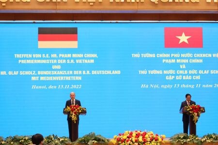 　ドイツのショルツ首相（写真左）は１３日、訪問先のベトナムで同国のファム・ミン・チン首相（同右）とエネルギーおよび通商関係について協議した。写真は共同記者会見の様子。ハノイで撮影（２０２２年　ロイター／Nguyen Ha Minh）