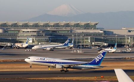 　７月２７日、全日本空輸（ＡＮＡ）は８月の国内線において３７路線・２７１７便を追加減便すると発表した。写真はＡＮＡのボーイング７６７機。２０１８年１月、東京の羽田空港で撮影（２０２０年　ロイター/Toru Hanai）