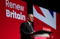 政権与党は「反移民」を安易に真似ていいのか...英国では「永住権」の廃止案が裏目に出る可能性