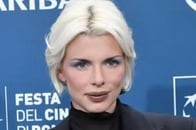 【画像】ジュリア・フォックスのドレスに騒然！セレブ界で流行する「限界ファッション」