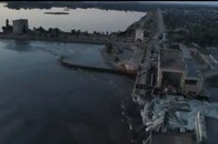 【動画】海のように広大なカホフカダムから大量の水が流出する様子と、下流の町を洪水が襲う瞬間