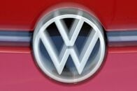 ＶＷ・ポルシェ株続落、減損含む業績悪化警告で　追加人員削減報道も