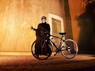 自転車に乗れる自由を求めてサウジで奮闘する女性