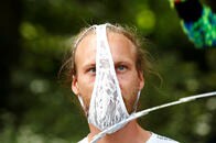 右翼はなぜ頑なにマスクを拒絶するのか、その思想性