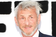 大物俳優なら許される？　ショーン・ペン、ゴールデングローブ賞授賞式での「奇行」写真で炎上　「法律違反」と物議