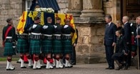 エリザベス英女王のひつぎ、エディンバラに到着　大勢の市民が最後の別れ