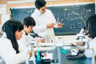部活指導に時間を食われる日本の教師は「何でも屋」？