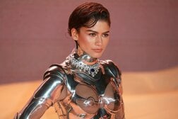 【動画】「もしかして何も着ていない…？」　米女優の「グラマラスな雰囲気」を出す「密着衣装」