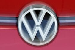 ＶＷ・ポルシェ株続落、減損含む業績悪化警告で　追加人員削減報道も