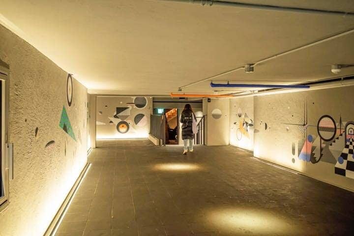 韓国スターバックスの奨忠ラウンジR店のガレージを改装した地階のエントランス