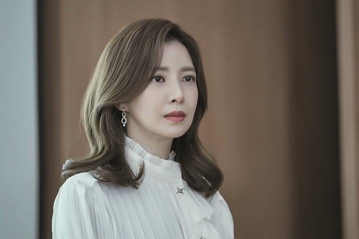 巨大財閥グループ｢ハンジョ｣の会長イ・ヨンジェ役のユン・セア