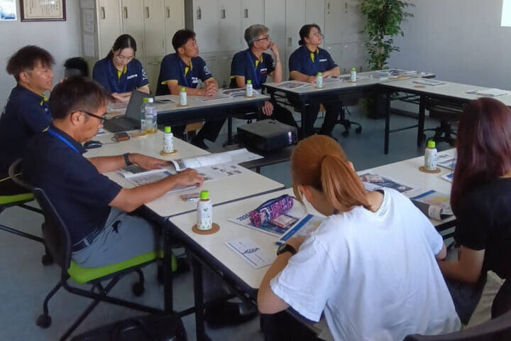 和光紙器従業員と企業評価班メンバーによるSDGs勉強会の様子。左端が和光紙器代表取締役の本橋志郎さん、左から2人目が蟹江憲史教授（写真提供：慶應義塾大学 蟹江研究会 企業評価班）