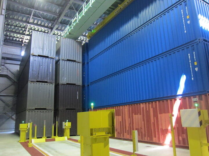 新国立劇場「舞台美術センター」にある大道具などの保管用の大型コンテナ群