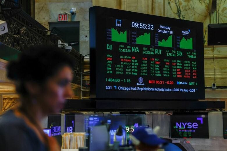 米ニューヨーク証券取引所（NYSE）で10月26日撮影。REUTERS/Jeenah Moon