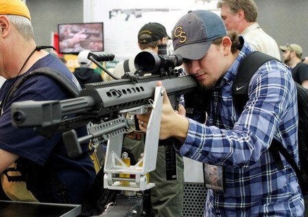 　１０月５日、全米ライフル協会（ＮＲＡ）は、ラスベガスでの銃乱射事件で使用された連射を可能にする装置の規制を受け入れる用意があると表明した。写真は昨年５月、ケンタッキー州ルイーズビルで行われたＮＲＡの銃見本市で撮影（２０１７年　ロイター/John Sommers II）