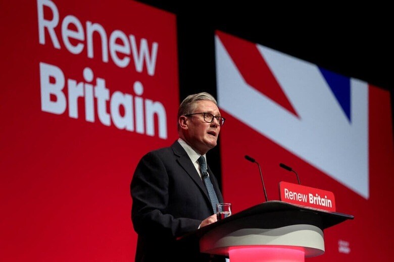 英労働党年次党大会で演説するスターマー首相（リバプール、9月30日）　Hannah McKay-Reuters