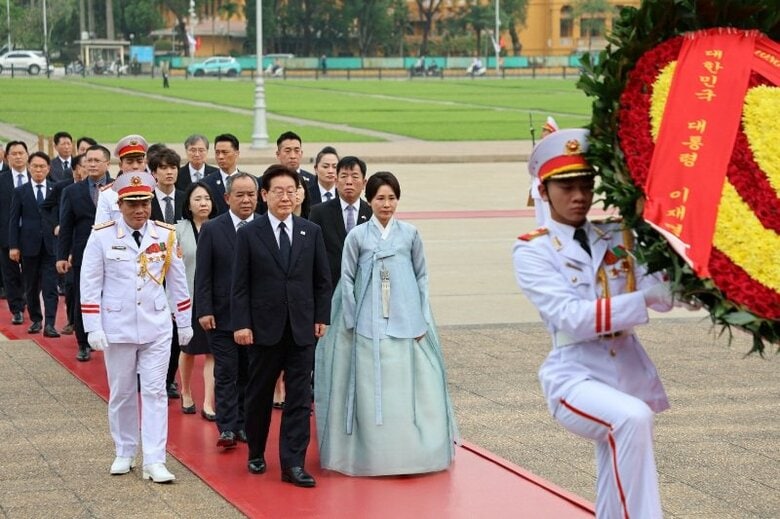 写真は韓国の李在明大統領と夫人。4月22日、ハノイで撮影。REUTERS/Thinh Nguyen