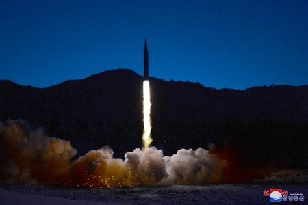 　２月７日、米シンクタンクの戦略国際問題研究所（ＣＳＩＳ）は、中国国境に近い北朝鮮北部の慈江道に公表されていない軍事基地が存在すると明らかにし、大陸間弾道ミサイル（ＩＣＢＭ）の格納場所とみられると指摘した。写真は超音速ミサイルとされるミサイルの発射。KCNA１月提供（２０２２年　ロイター）